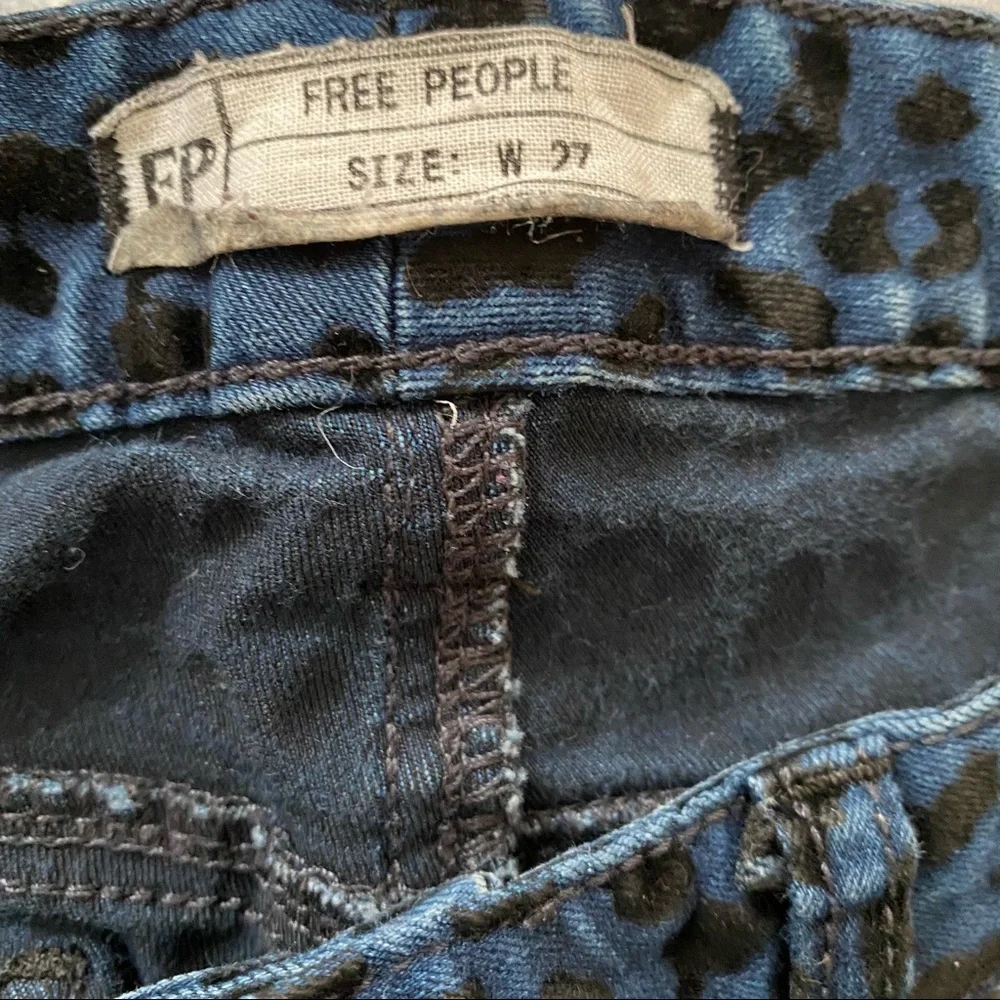 Free People women’s blue cheetah skinny jeans size 27
